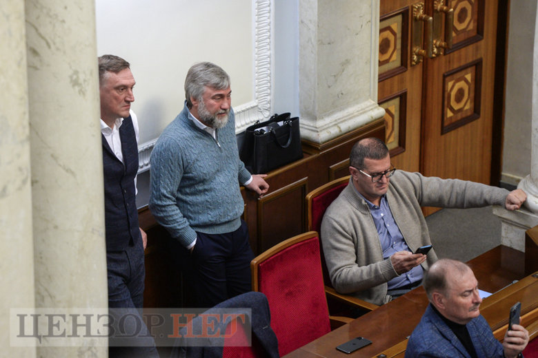 Послання Зеленського, пильний погляд та сміх Разумкова, плакати ЄС і невтішне пророцтво Бурміча: робота Ради 1 грудня 25