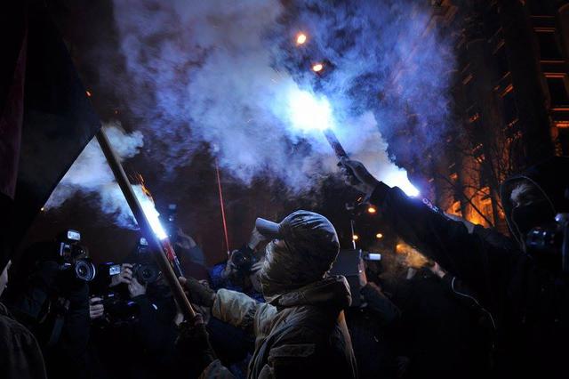 Добровольчий Рух ОУН на честь Дня українського добровольця закидав офіс компанії Ахметова і відділення Альфа-банку камінням (оновлено) 12