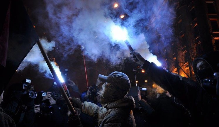 "Добровольчий Рух ОУН" на честь Дня українського добровольця закидав офіс компанії Ахметова і відділення "Альфа-банку" камінням (оновлено). ВІДЕО+ФОТОрепортаж
