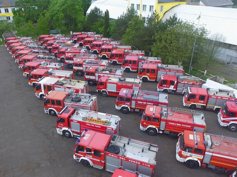 Українські рятувальники отримали від Італії 45 пожежних автомобілів 01
