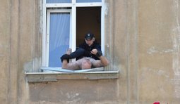 Американець оголений виліз на підвіконня в центрі Львові