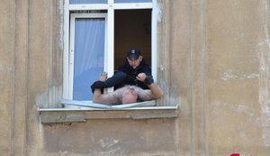 Американець оголеним виліз на підвіконня в центрі Львові: його госпіталізували, - поліція. ФОТО