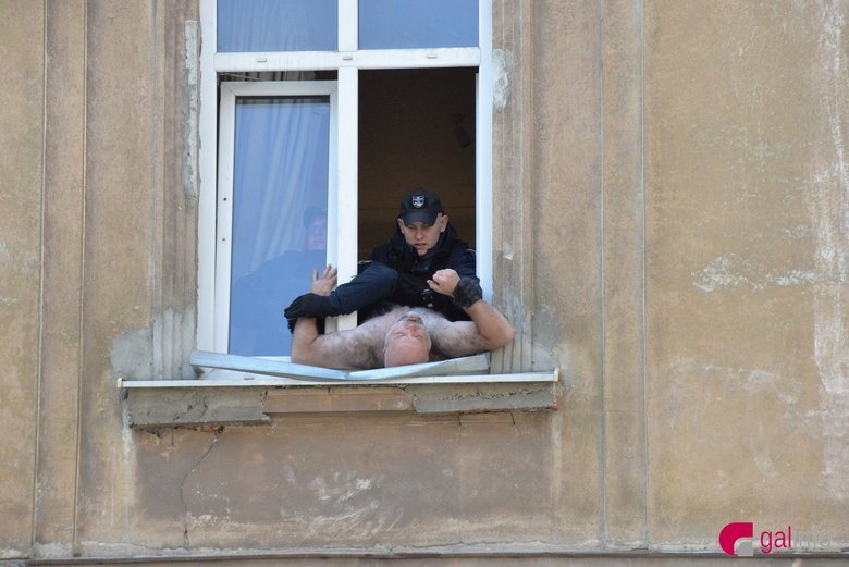 Американець оголений виліз на підвіконня в центрі Львові