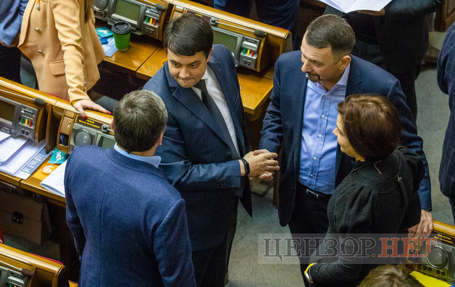Вітальний поцілунок Стефанчука і Третьякової, замислена Тимошенко і розпростерті обійми Федини для Вятровича, - робота ВР 3 грудня 08