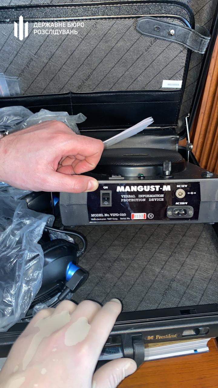 Суд арештував 40 млн грн на рахунках підприємств родичів Медведчука та Козака, а ДБР провело чергові обшуки 05