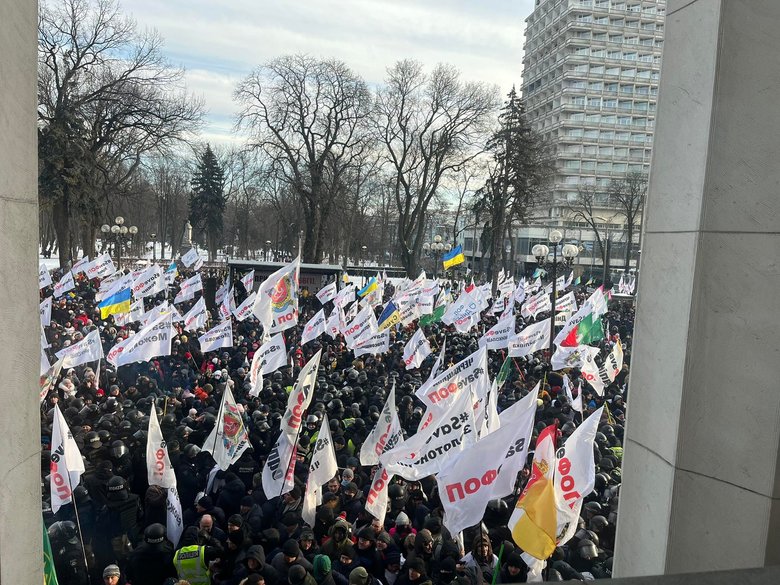 Митингующие SaveФОП пытаются прорваться к зданию ВР 05