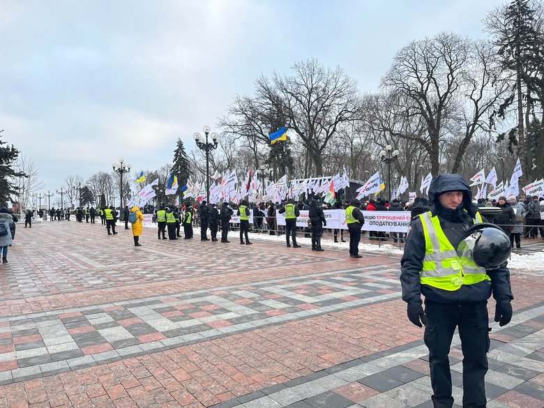 Под Радой митингуют ФОПы. Правоохранители перекрыли улицу Грушевского 02