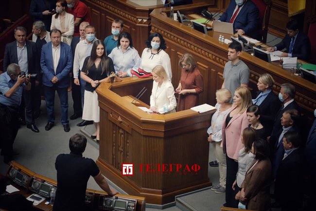 Тарану в Раде подарили красные туфли на каблуках: Пусть сходит в них на парад 03