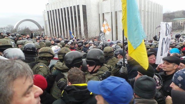 Автомобіль зі Саакашвілі заблоковано, поліція спробувала прорватися, але безуспішно, застосовується газ 09
