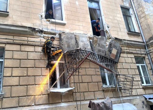 Два балкона обрушились в жилом доме в центре Одессы, - ГСЧС 02