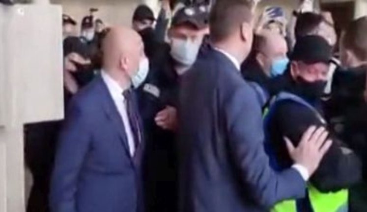 "Сука, поламаю, бл#дь, салагу цього", - мер Черкас Бондаренко на засіданні міськради відповів на звинувачення в корупції і невиконанні передвиборчих обіцянок. ВIДЕО