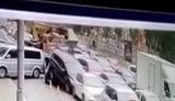 ДТП в центре Киева: неуправляемый автокран таранит легковые автомобили. ВИДЕО камер наблюдения