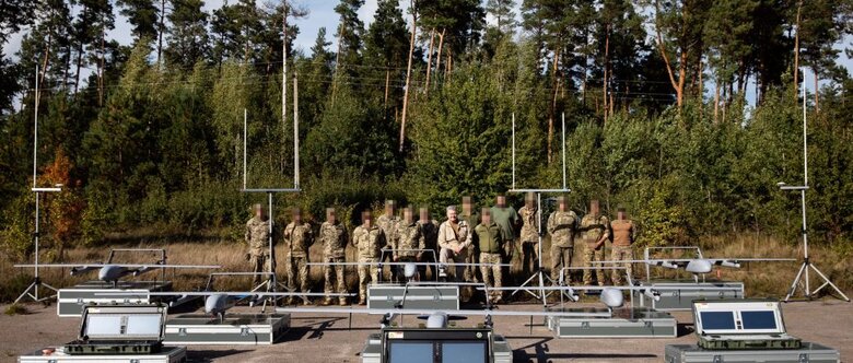 Порошенко передав українським захисникам шість безпілотників Очі Арти 03