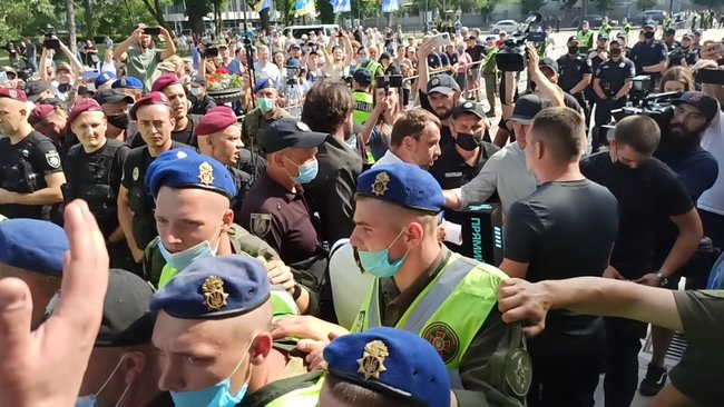 Слуги русификации и Меняю мову на рубли: на акции под ВР произошла стычка - правоохранители пытались задержать митингующего 28