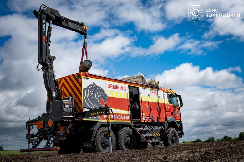 На Чернігівщині сапери знищили бойові частини ракет Х-101, що не вибухнули