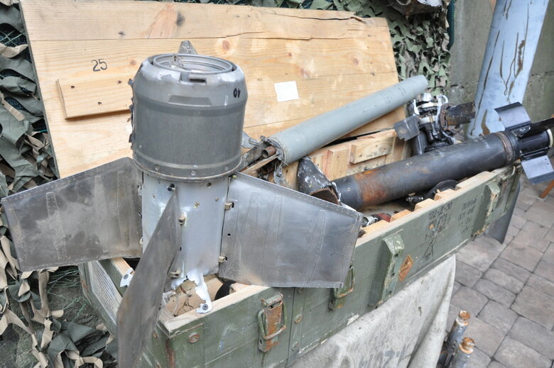 Кресло-катапульта, образцы снарядов и личные вещи рашистов: На Андреевском спуске открылась благотворительная выставка Спротив-2022 46 Кресло-катапульта, образцы снарядов и личные вещи рашистов: На Андреевском спуске открылась благотворительная выставка Спротив-2022 46