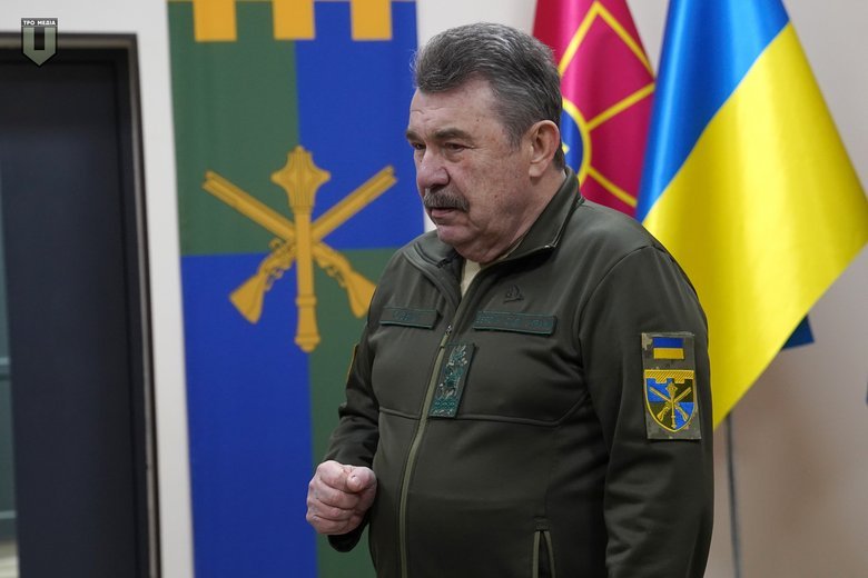 Кузьмук нагороджує воїнів