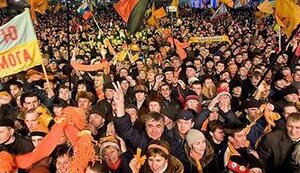 "КОЛБАСНЫЕ" ЛОЗУНГИ "ОРАНЖЕВЫХ" И "БЕЛО-СЕРДЕЧНЫХ" - ПОЩЕЧИНА ТЕМ, КТО ЕЩЕ ВЕРИЛ В МАЙДАН. Сергей РАХМАНИН ("Зеркало недели")