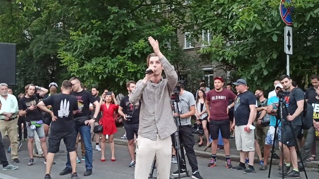 Акция в поддержку отставки Авакова с файерами и салютом прошла возле здания МВД 07