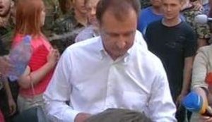 Экс-главу КГГА Попова облили водой и йодом возле здания Печерского суда. ВИДЕО