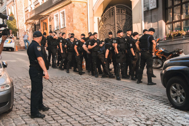 У Києві захопили будівлю: поліція затримала 18 осіб 01