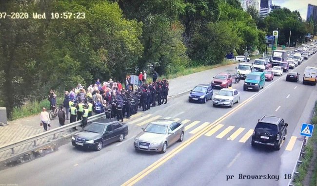 Мост Метро в Киеве блокировали обманутые инвесторы ЖК Демеевский квартал: полиция оттеснила протестующих 03