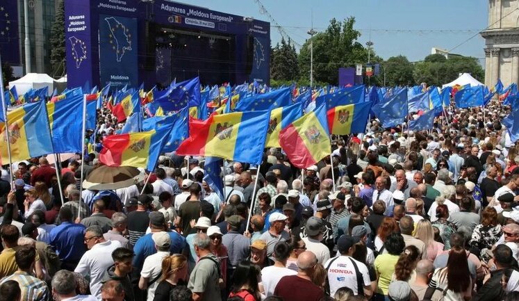 In Moldova, EU supporters win referendum with margin of over 13 thousand votes