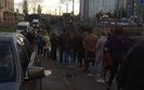 Пом'якшення карантину: черга на одній із зупинок у Києві розтягнулася на десятки метрів. ФОТО