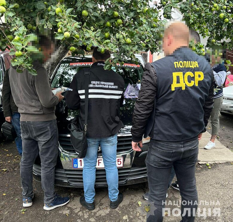 Схему продажу автомобілів, завезених як гуманітарна допомога, заблокували на Львівщині, - Нацполіція 01