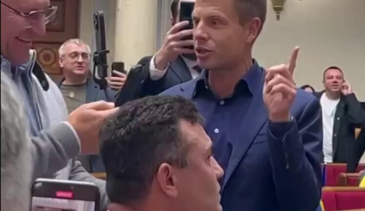 Назвав "півнем" і порвав штани: у Раді під час розгляду бюджету сталася сутичка між "слугою народу" Тищенком і нардепом "ЄС" Гончаренком. ВIДЕО