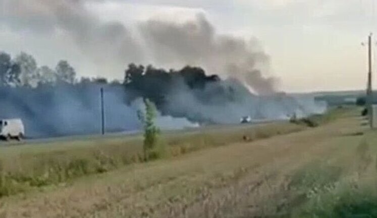 Выживший оккупант снимает на камеру горящую колонну техники на Курщине: "Здесь, короче, х#йовая ситуация...". ВИДЕО