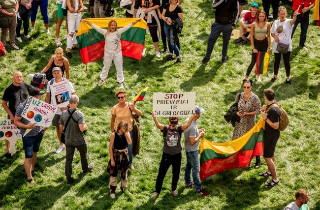 Массовые протесты против обязательной вакцинации прошли в Вильнюсе 12