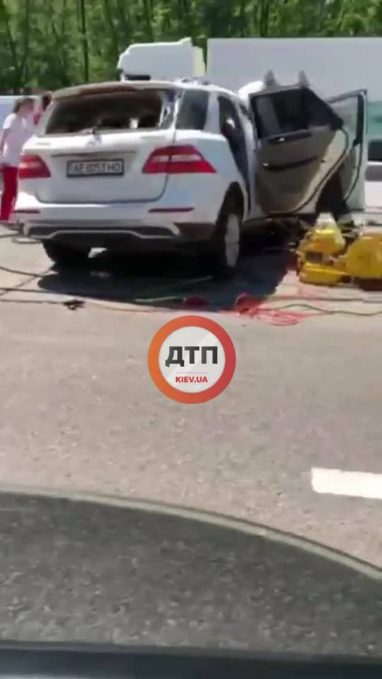 Внедорожник влетел в автобус под Киевом: один человек погиб 02