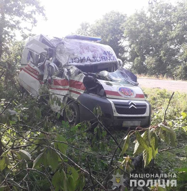 Автомобіль швидкої допомоги розбився на Вінниччині, - Нацполіція 02