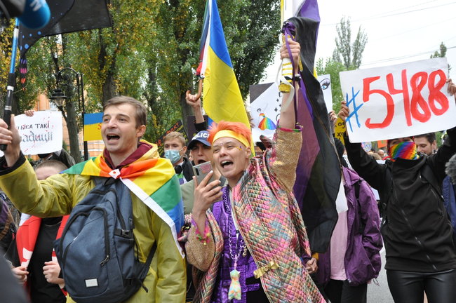 Руху ЛГБТ-маршу намагалася перешкодити жінка, яка лягла на асфальт і кричала про перетворення хлопчиків на геїв 15