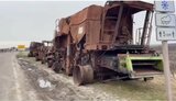 Рада запровадила мораторій на стягнення боргів з аграріїв у зоні бойових дій Верховна Рада ухвалила закон "Про внесення змін до розділу "Прикінцеві та перехідні положення" Цивільного кодексу щодо особливостей кредитування та фінансового лізингу у період дії воєнного стану", який має пом’якшити фінансовий тиск на аграріїв, чиї підприємства постраждали від агресії Росії. Ухвалення відповідного законопроєкту №12148 у другому читанні на засіданні у четвер підтримали 272 депутати, повідомляється на сайті парламенту. Серед іншого, закон передбачає заборону на стягнення боргів із фермерів, чиї активи розташовані на окупованих територіях або в зоні активних бойових дій, а також призупиняє примусове стягнення кредитних зобов’язань, пише LIGA.net. У пояснювальній записці до законопроєкту зазначається, що багато аграрних підприємств втратили активи та земельні ділянки через воєнні дії, що унеможливлює виконання зобов’язань перед кредиторами. Таким чином примусове стягнення боргів в умовах воєнного стану призведе до банкрутства та повної втрати активів. Так, із метою підтримки аграрного сектору законопроєкт передбачає: заборону на примусове стягнення боргів за кредитами та лізинговими зобов’язаннями на період воєнного стану та протягом року після його завершення; продовження строку дії кредитних та лізингових договорів на період призупинення нарахування та сплати платежів; зупинення виконавчих дій, включно з арештом коштів та стягненням заставного майна, на період призупинення нарахування та сплати зобов’язань. Як підкресили в пояснювальній записці, ухвалення цього закону допоможе захистити аграріїв, які опинились у складній ситуації через війну, та запобігти їхньому банкрутству. Раніше повідомлялося, що загальні втрати агросектору України внаслідок повномасштабного вторгнення Росії оцінюються в близько $80 млрд. Нагадаємо, у 2024 році Україна експортувала 78,3 млн тонн аграрної продукції на $24,5 млрд – це 59% загальної вартості експортованих українських товарів.