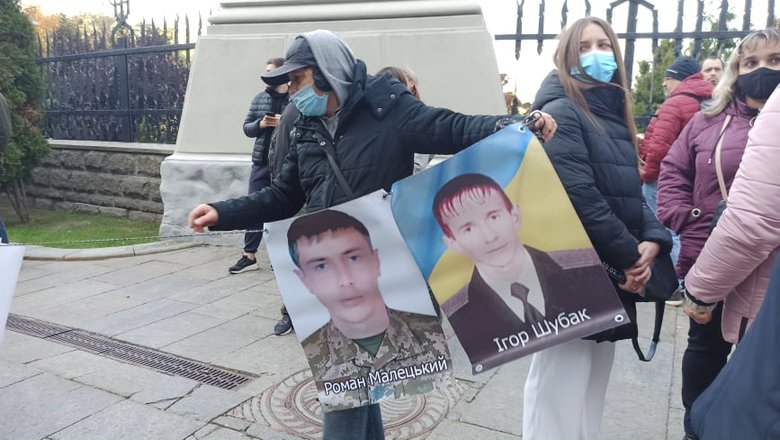 Україно, МИ Є: рідні українських полонених і зниклих без вісті на Донбасі пікетують ОП - матері заявили, що стоятимуть на Банковій 72 години 11 Україно, МИ Є: рідні українських полонених і зниклих без вісті на Донбасі пікетують ОП - матері заявили, що стоятимуть на Банковій 72 години 11