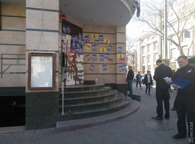 В Одессе замуровали вход в отделение Альфа-банка 02