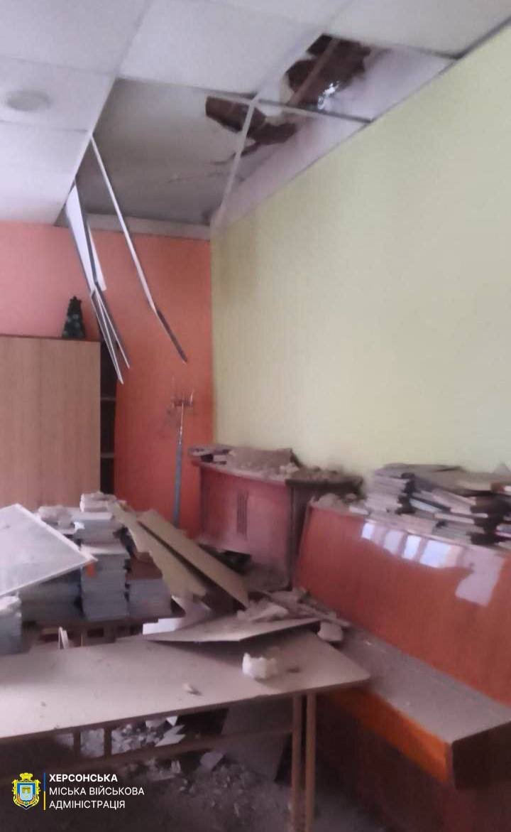 Вражеский снаряд пробил крышу здания одного из учебных заведений,