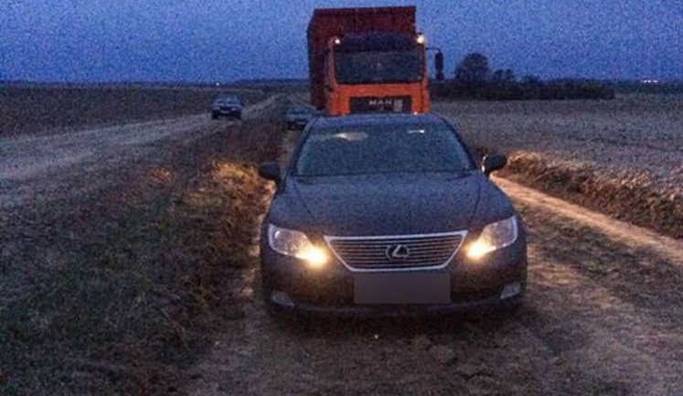 Львівське сміття замість Запоріжжя намагалися вивантажити біля дитячого табору на Рівненщині. ФОТО