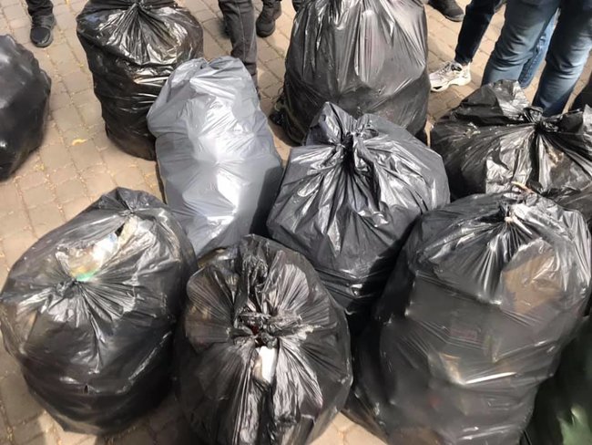 Полиция мешает экоактивистам проводить под Радой акцию в поддержку сортировки мусора: взяли в кольцо, действуют, как гопота, - Казанский 03