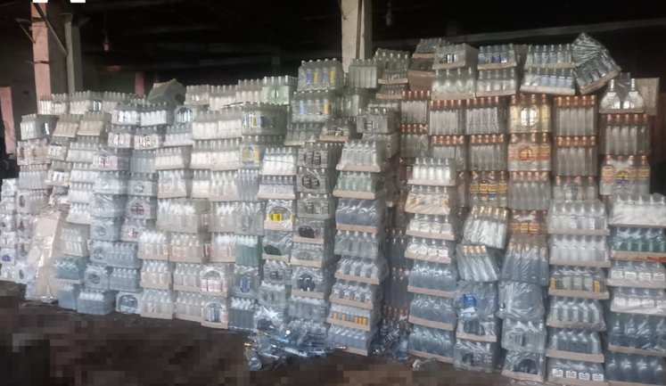 БЕБ викрило масштабне виробництво контрафактного алкоголю на Львівщині. ФОТО