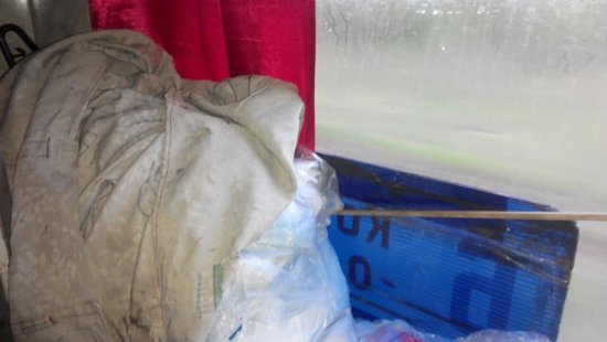 Грязь, ржавчина, клей на окнах: новый сезонный поезд Одесса-Ковель возмутил соцсети 03