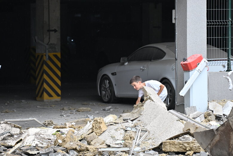 Последствия падения обломков вражеской ракеты на многоэтажку в Соломенском районе Киева 02