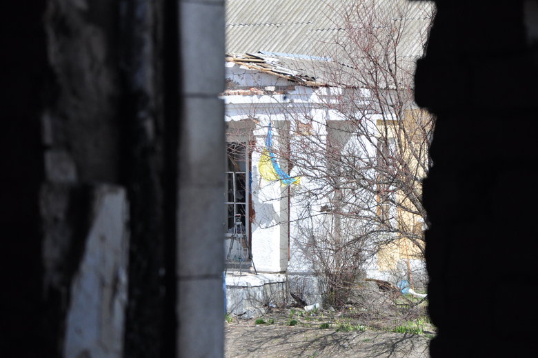 Розбомблені будинки, школа, бібліотека, вирви на дорогах та потрощені автомобілі: наслідки російської окупації в Макарові 59