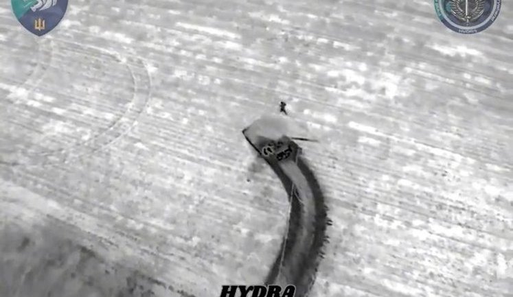 Танкісти РФ втекли від дрона та кинули пораненого окупанта - "HYDRA" показала бойову роботу. ВIДЕО