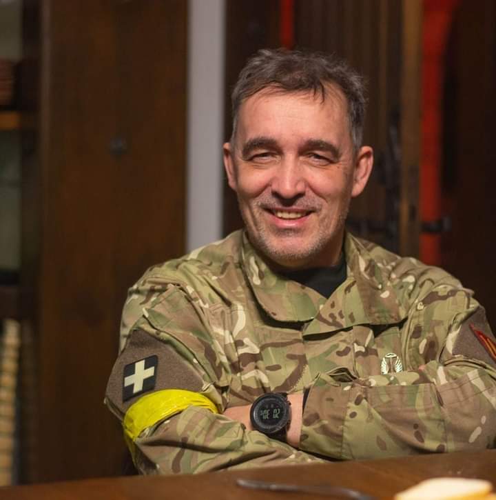 Координатор іноземного легіону ТРО Владислав Синяговський, позивний Док: У Львові біля військкомату зустрів молодого хлопчину з баулом. Каже: Я – Адам, єврей зі Штатів, мої прадід і прабабця загинули в Освенцімі. І коли я побачив фото і відео з Маріуполя, зрозумів, що цих фашистів маю вбивати 01