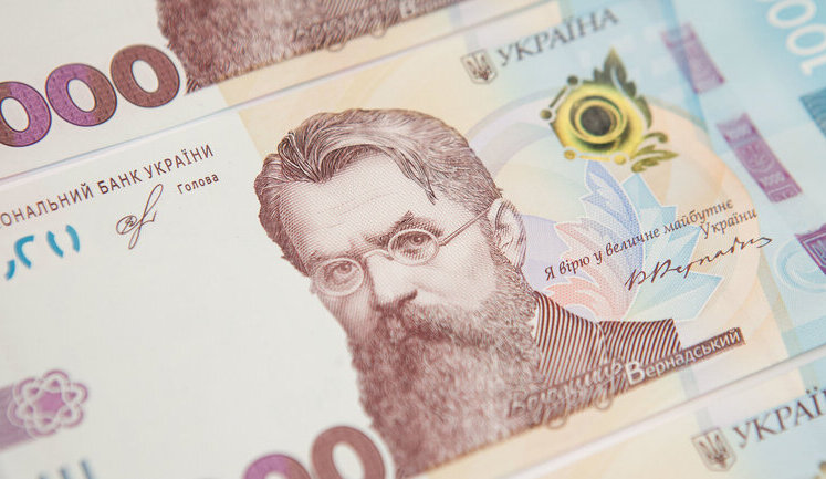 Гривня продовжує зміцнюватися: Євро вперше за місяць коштує менше 48 грн