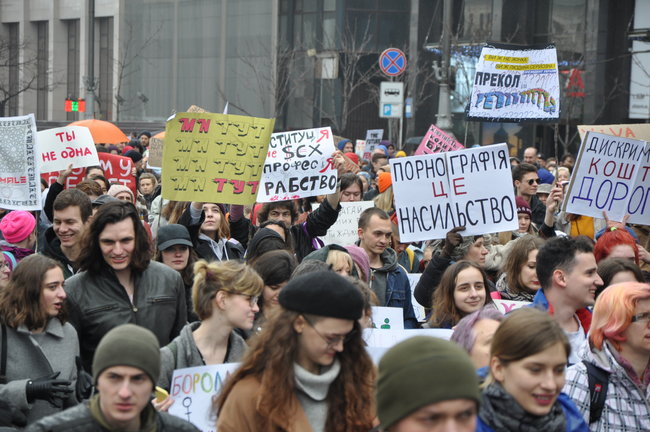 Марш за права женщин прошел в центре Киева 16