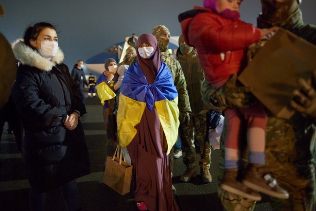 В Украину вернулись две женщины и семеро детей, - в Офисе Президента рассказали о подробностях спецоперации по эвакуации сограждан из сирийского лагеря 02 В Украину вернулись две женщины и семеро детей, - в Офисе Президента рассказали о подробностях спецоперации по эвакуации сограждан из сирийского лагеря 02